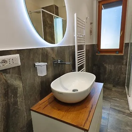 Notre Dame Apartment *